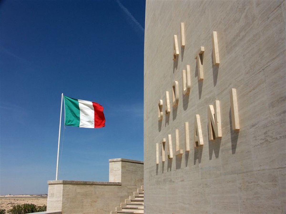 Sacrario El Alamein Bandiera italiana davanti al Sacrario Militare di El Alamein, luogo della memoria dei soldati caduti nelle campagne d'Africa.