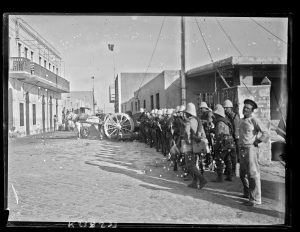 Tripoli,_débarquement_de_soldats_vers_le_port_(guerre_italo-turque,_1911)